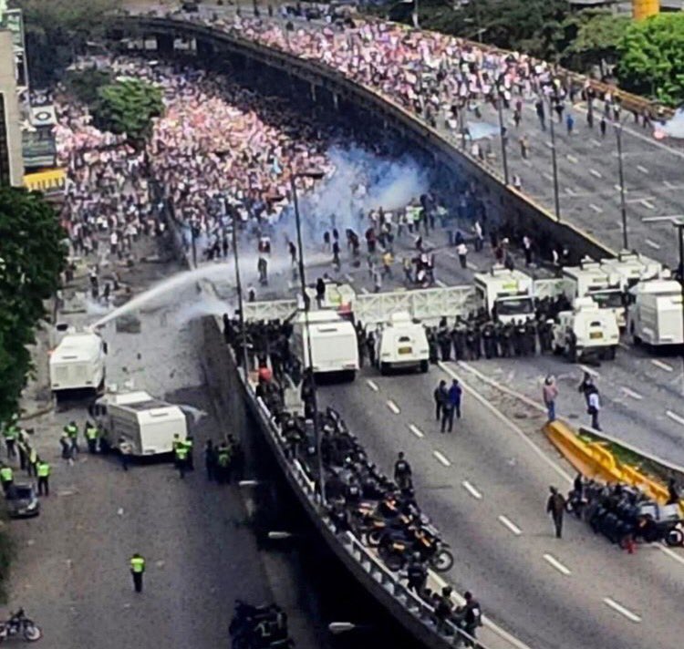 Javierito321's tweet photo. ¿Acaso la calle es de ellos? ¿Por que no se puede pasar? Una manifestación marchando con la bandera como arma 🇻🇪

#VzlaTrancaContraElGolpe https://t.co/3XpaCi4u5W