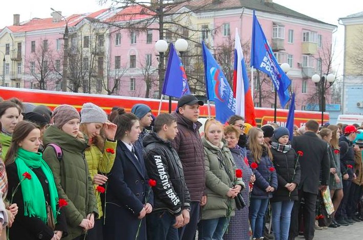 Vorewig's tweet photo. В Коврове на «стихийный» митинг скорби согнали детей и дали им по казенной гвоздике. И еще флаги Единой России повыше подняли. Молодцы https://t.co/D6QvMzyAPA