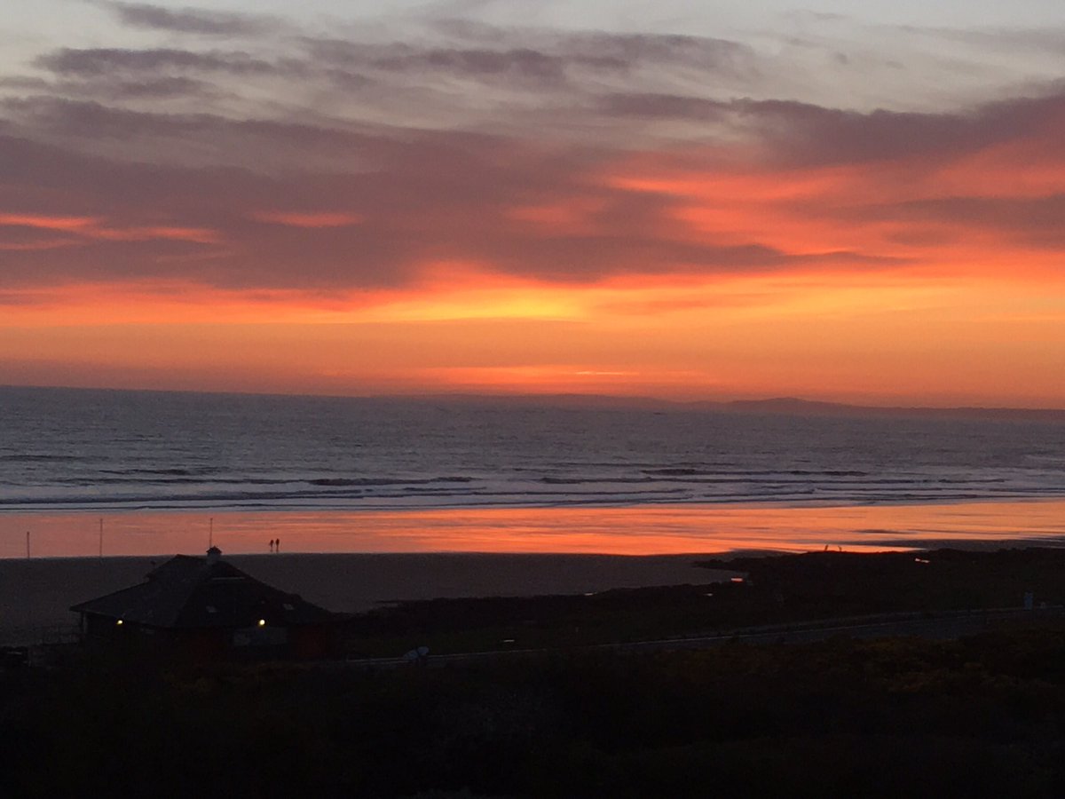 1FrancescaBlack's tweet photo. Three nights by the beach, three beautiful sunsets 🌅 https://t.co/XZXxykzYJj