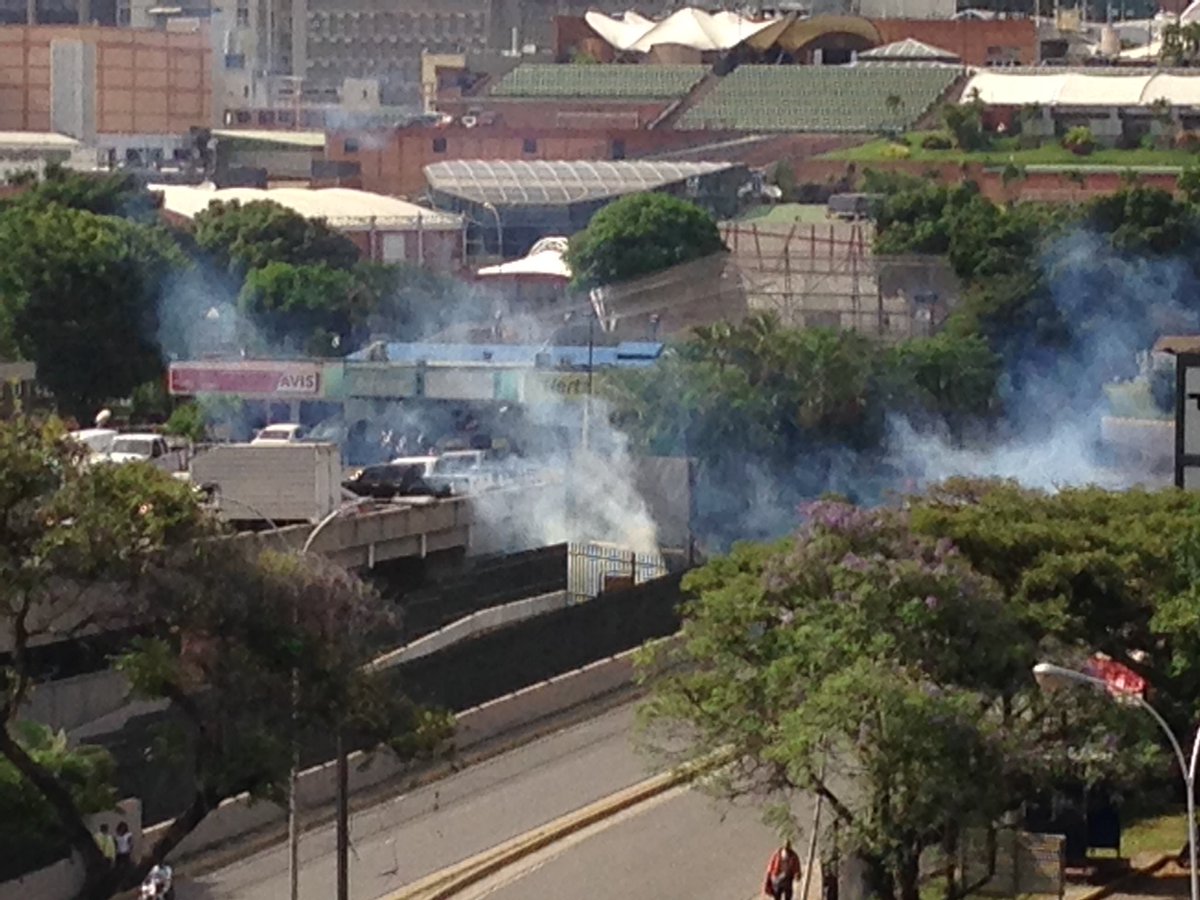 NestorRivero's tweet photo. Bombas lacrimógenas caen en el estacionamiento del CCCT 03:40 pm #VzlaTrancaContraElGolpe https://t.co/LU08Ux4oIX