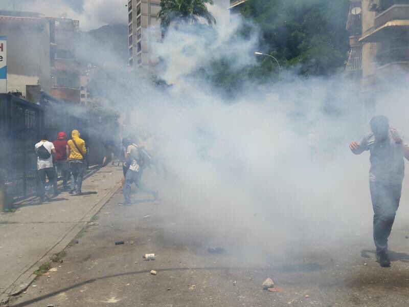 DavidJViana's tweet photo. #AlMomento GNB perpetra brutal represión contra venezolanos que manifestamos pacíficamente ¡NO TENEMOS MIEDO! #VzlaTrancaContraElGolpe https://t.co/3hhxR1TYNF