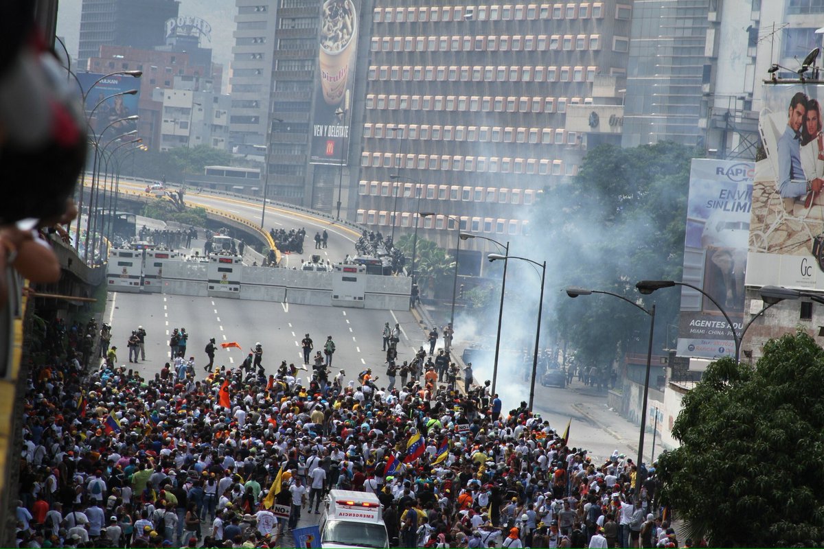 DavidJViana's tweet photo. #AlMomento GNB perpetra brutal represión contra venezolanos que manifestamos pacíficamente ¡NO TENEMOS MIEDO! #VzlaTrancaContraElGolpe https://t.co/3hhxR1TYNF