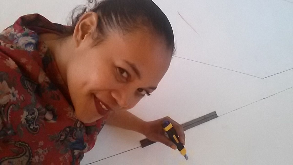 Stoly's tweet photo. cutting stencils for #kaagbaanexperience @SPOTschiphol @SPOTschiphol this weekend #DianneRiley @StrArtMuseumAms @AchmedBaadoud @C_en_O @AT5 https://t.co/vBE6pVUh1L