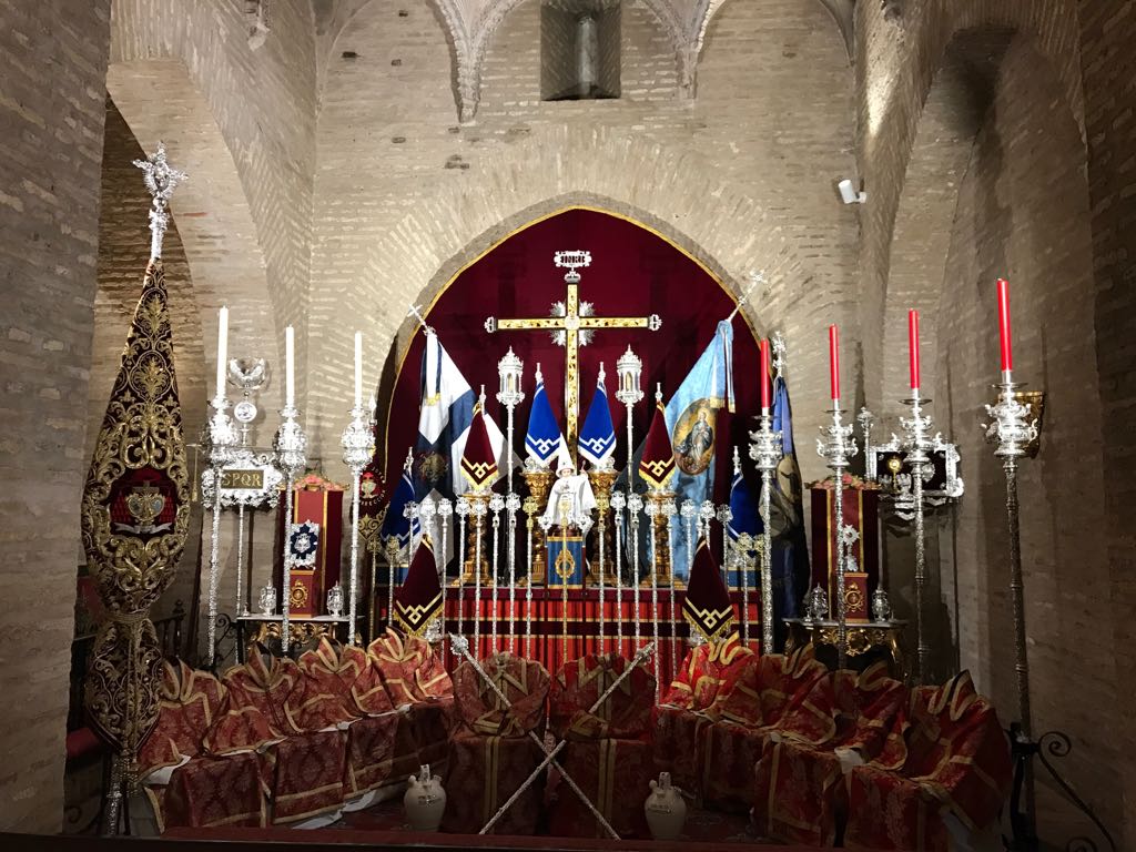 ResurreccionSev's tweet photo. Todo esta dispuesto... 

Altar de Insignias 2017  #CuaresmaenSantaMarina #37de40 https://t.co/vWteBHSmzc