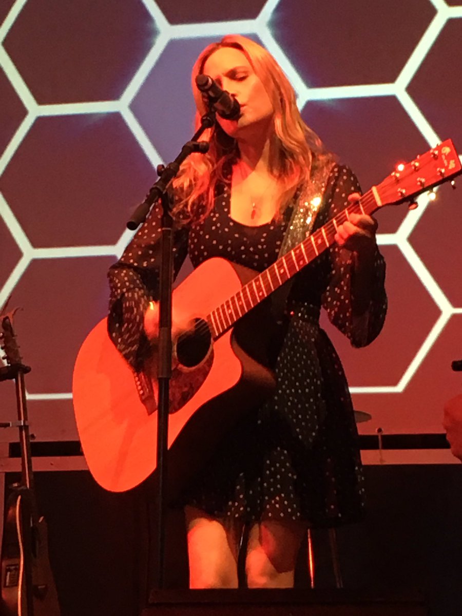BerniOpa's tweet photo. Nicole cierra el extraordinario evento #ibmthink2017 haciendo con @IBMWatson un análisis cognitivo de su canción Hoy. @IBMdeChile https://t.co/UfbO93LXdr