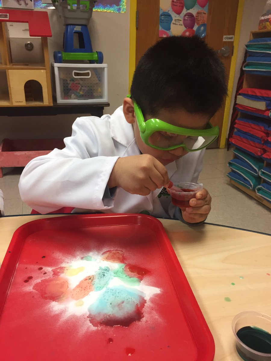 Our little scientists at work, mixing colored vinegar &amp; baking soda! <a href="/APS_EarlyChild/">APS Office of Early Childhood</a> @KeySchoolAPS