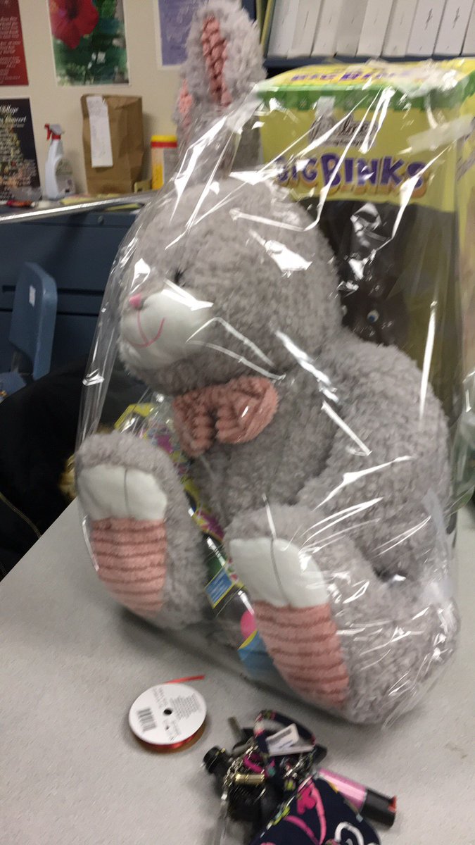 RegisSingersMA's tweet photo. Come to the concert for the chance to win this Plus-Size Paschal basket featuring Lily, along with some other fabulous raffle prizes! 🌸 https://t.co/6bOh5cLeD6