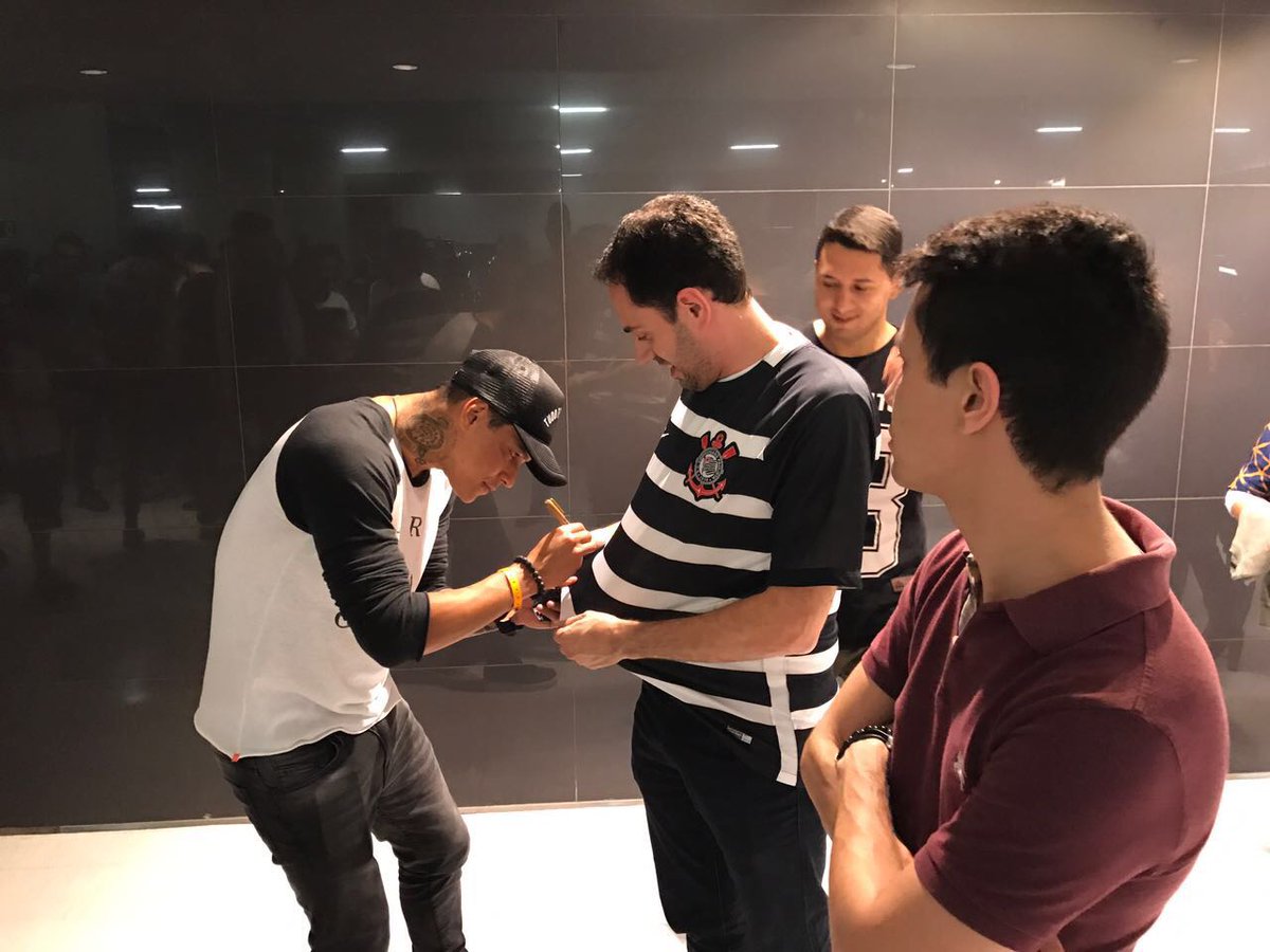 Saindo ontem do nosso estádio recebi o carinho de torcedores do <a href="/Corinthians/">Corinthians</a>. Gostaria de agradecer a todos que estão me apoiando #fiel