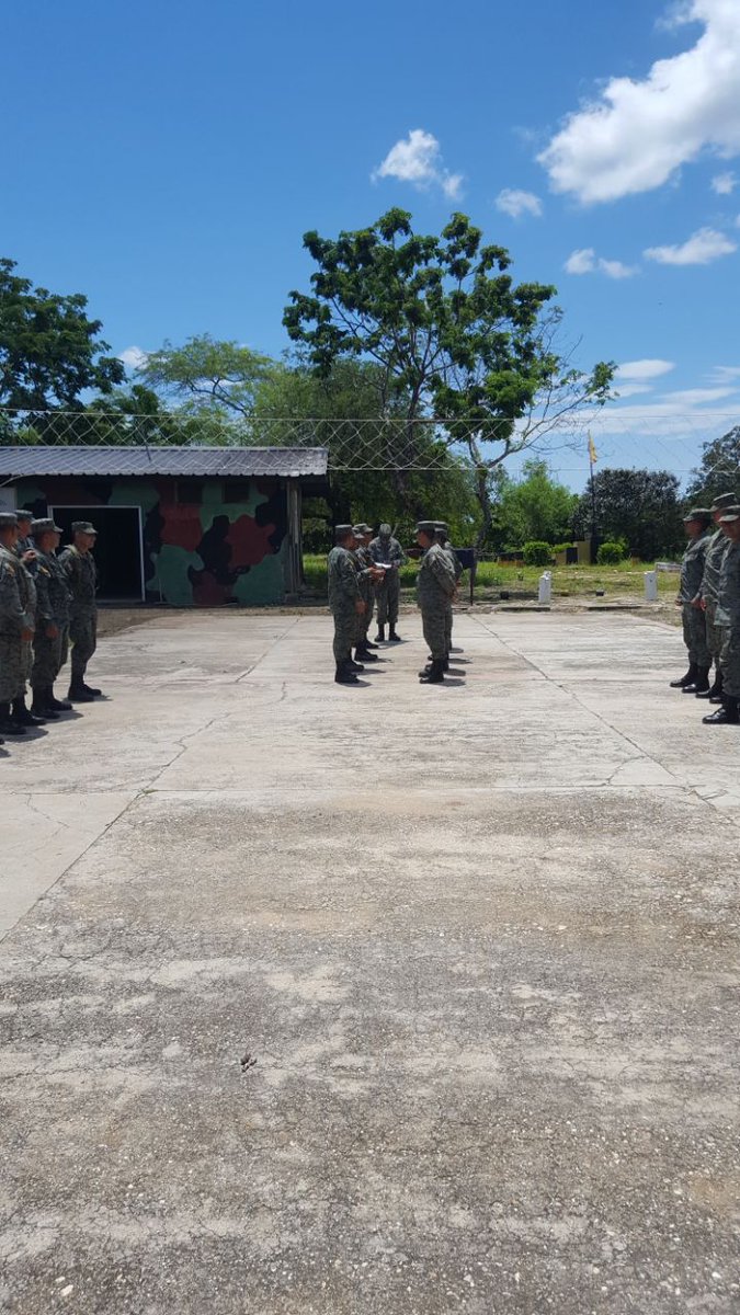 EjercitoECU's tweet photo. Batallón Imbabura realiza patrullajes motorizados en destacamentos de la frontera sur occidental #Huaquillas #Arenillas #ElOro https://t.co/INz6A2W5DZ