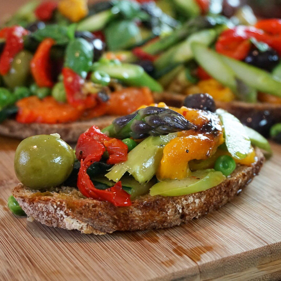 Cook_with_amore's tweet image. Thinking about what to cook this weekend?how about a nice colourful bruschetta?😍
sometimes simple is the best #vegan #homemade #comfortfood