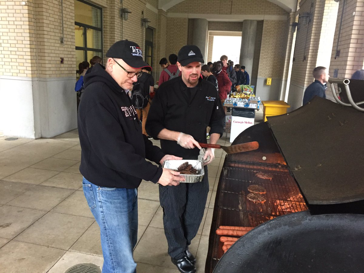 teppercmu's tweet photo. The cold weather couldn't keep these students away from the Tepper Spirit Day celebration! #TepperLife https://t.co/DVxukDxzfx