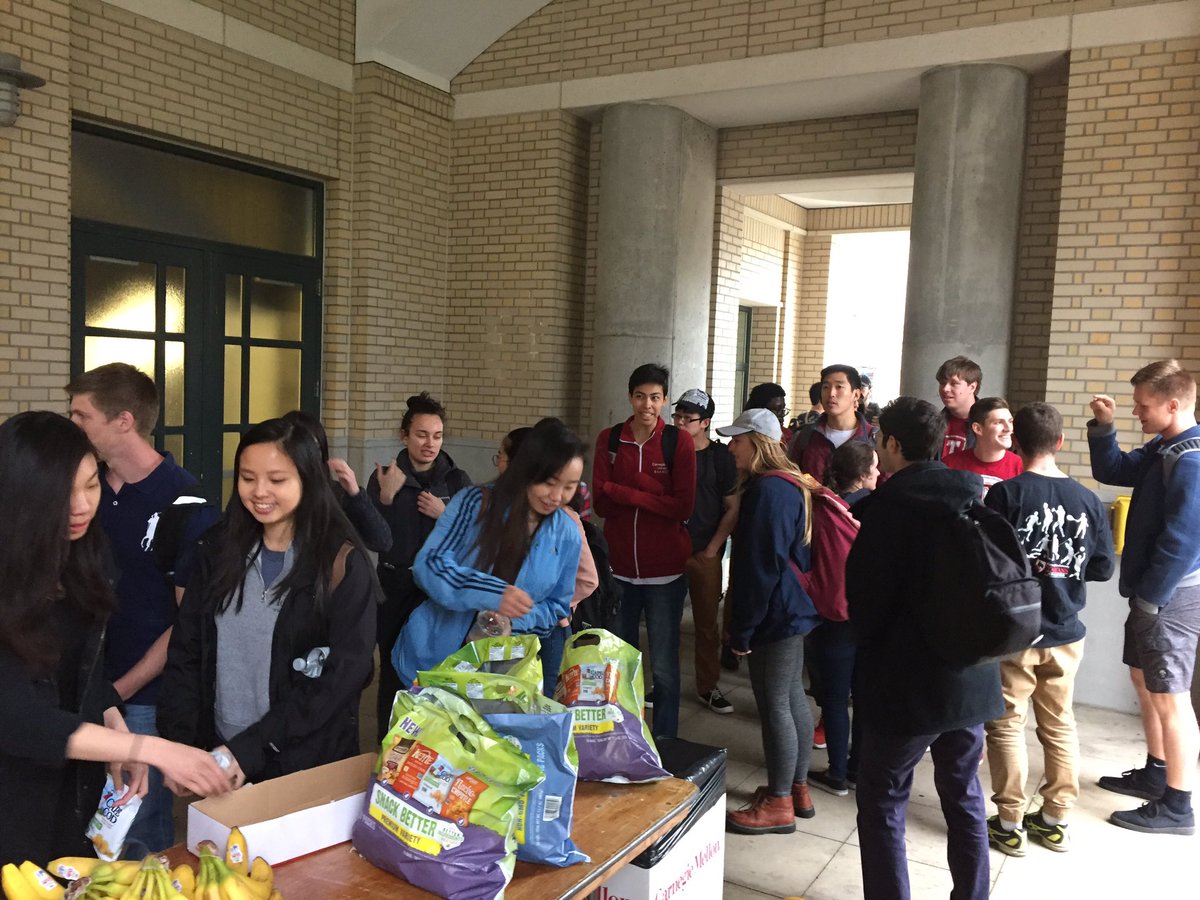teppercmu's tweet photo. The cold weather couldn't keep these students away from the Tepper Spirit Day celebration! #TepperLife https://t.co/DVxukDxzfx