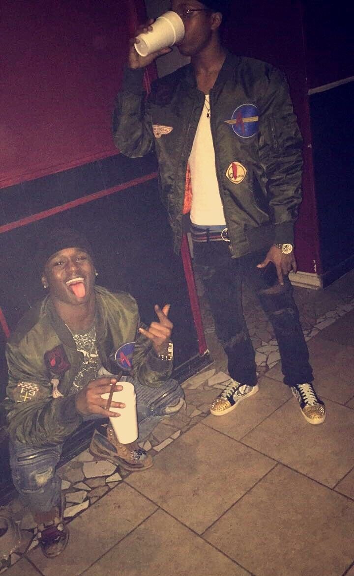 DeonteDegrate's tweet photo. "No days Off, Shit Gone Pay off, Bitch we hustling fuck a vacation" #MudBrothers https://t.co/gOvPE68GTb