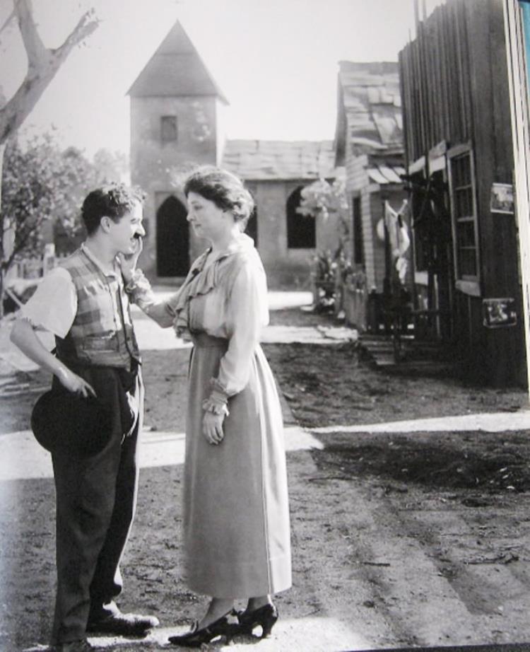 frankcottrell_b's tweet photo. Chaplin meets Helen Keller. The man who sculpted silence into poetry meets the woman who made silence speak.
My favourite photo https://t.co/v0WKIHSnpO