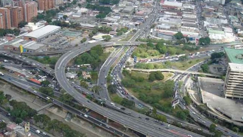globovision's tweet photo. #EsteMomento Aún se mantienen cerrados accesos a la Autopista Francisco Fajardo de Caracas https://t.co/oC2HSc9AKa https://t.co/TLkXQkpjsi