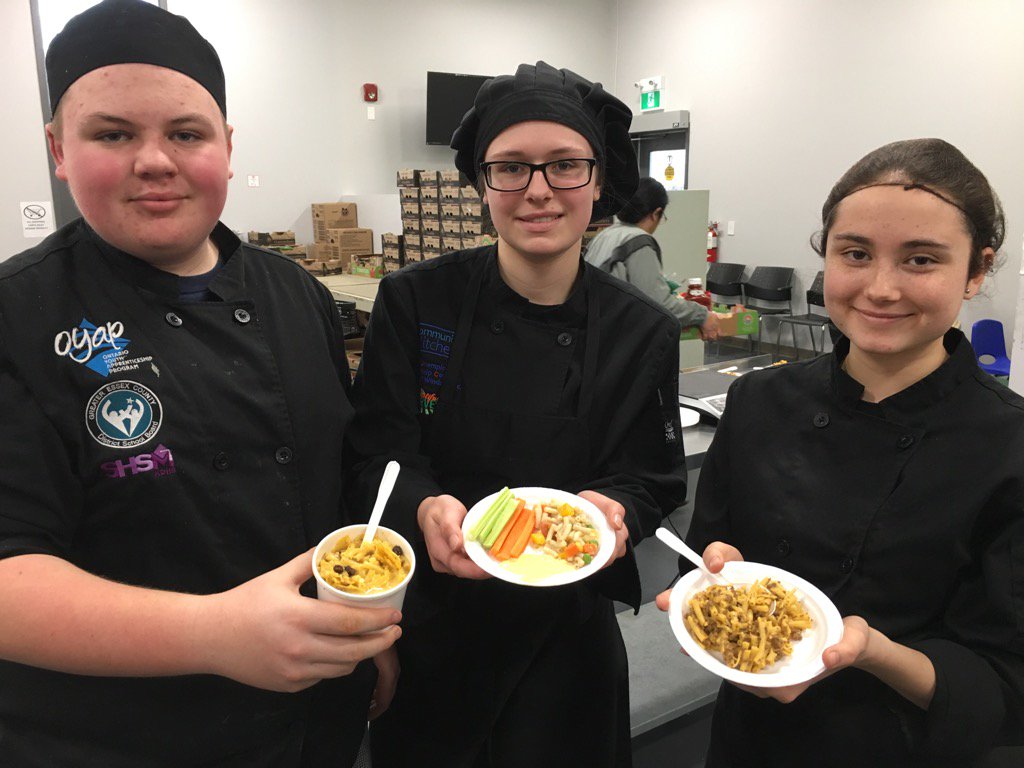 uhckitchen's tweet photo. Community Kitchen students reinventing kraft dinner with more flavour and nutrition. @gecdsbss @UHC_ https://t.co/MVtz4sB1lf