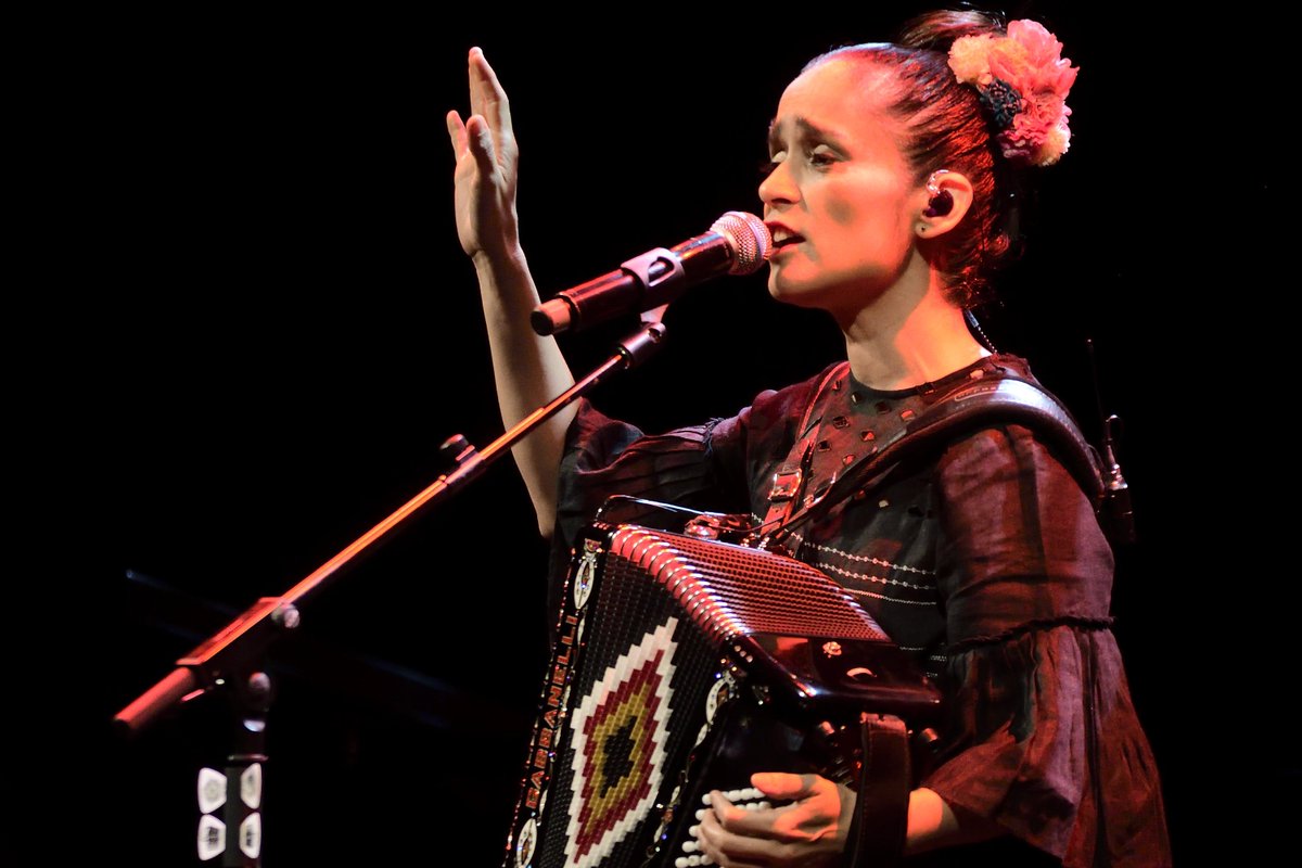 lpafilmfestival's tweet photo. #enconcierto Julieta Venegas, en un @TeatroPerezGal2 lleno @MonopolMusic 
#17FICLPGC @tonyfoto2 https://t.co/Rg7dKkF7af