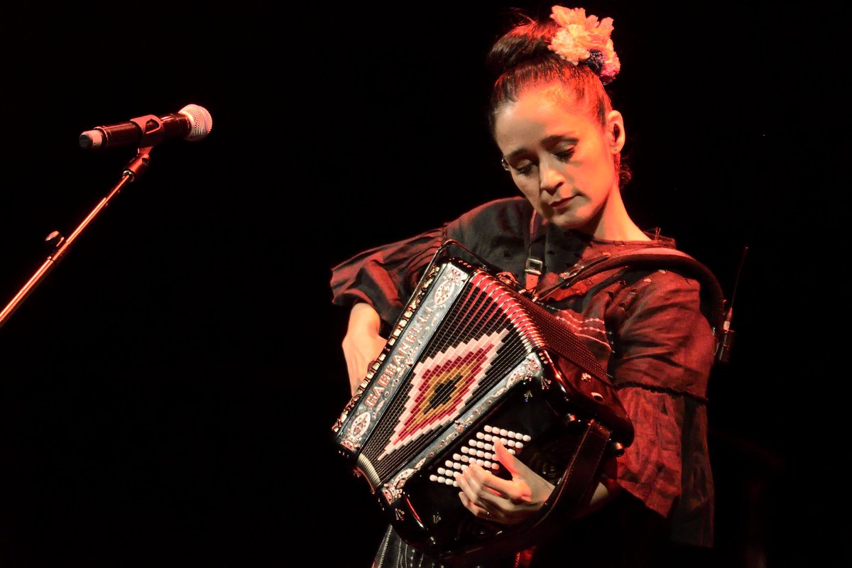 lpafilmfestival's tweet photo. #enconcierto Julieta Venegas, en un @TeatroPerezGal2 lleno @MonopolMusic 
#17FICLPGC @tonyfoto2 https://t.co/Rg7dKkF7af
