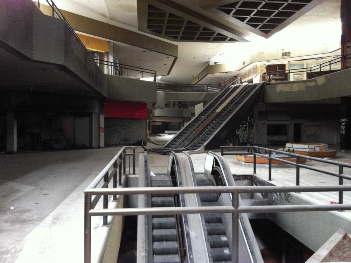 CraigCraigMusic's tweet photo. Explored an abandoned mall today. Just your typical #Thursday. https://t.co/VCLqYLtUpk