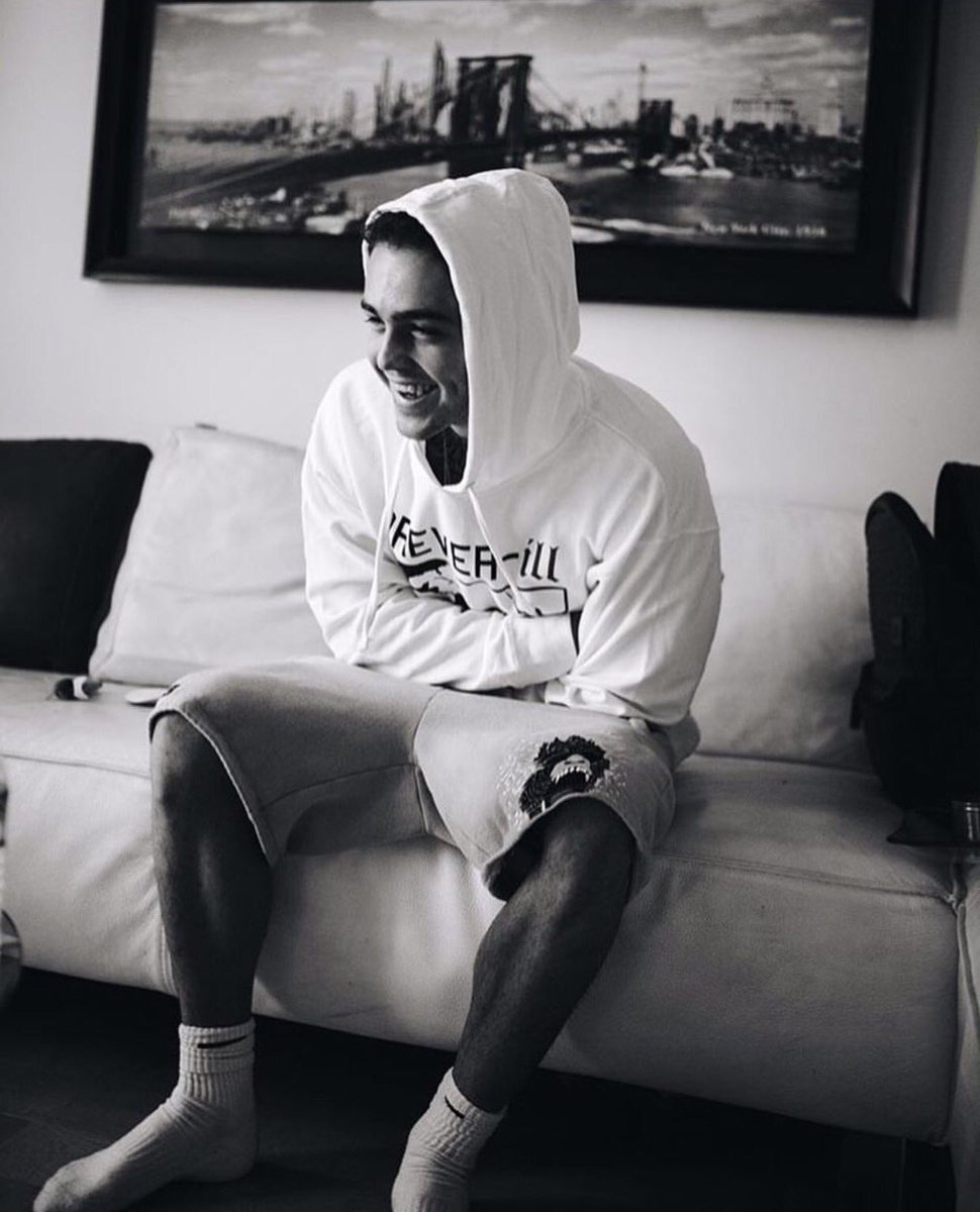charminghazzy's tweet photo. His dimples 😍❤️ @skatemaloley #skate #music #goals #marryme #dimples #rapgod https://t.co/zjBiZ51onm