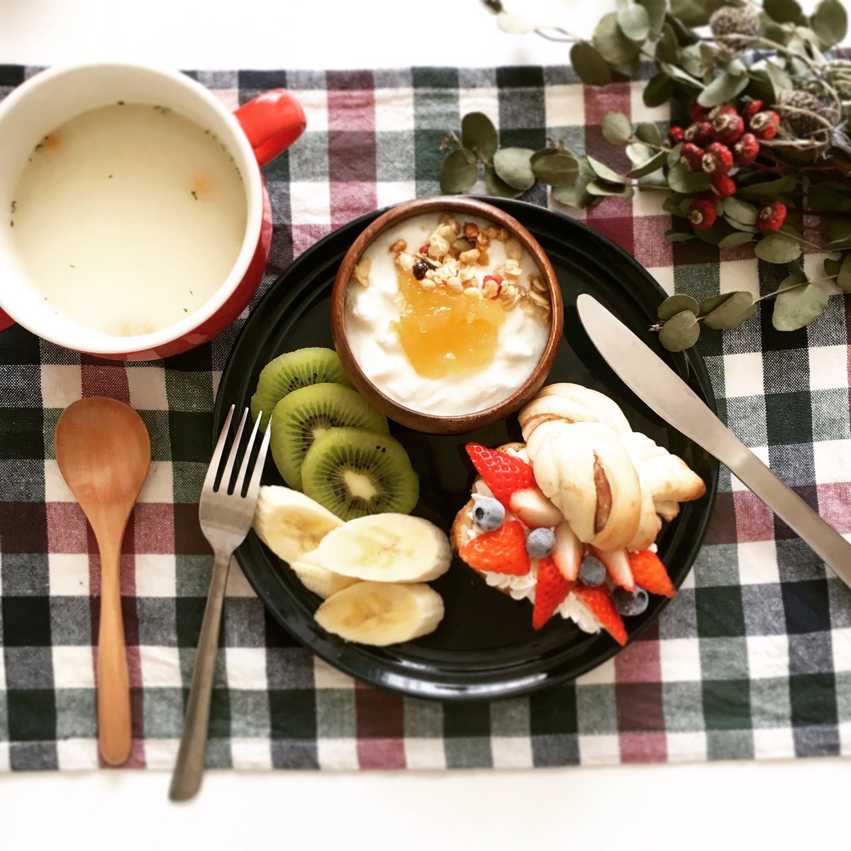 M子 Twitterissa 今日の朝食兼昼食 昨日先輩から頂いた手作りパンがそのままでも凄く美味しかったんだけど 見た目も凄く可愛かったからアレンジしてみた 美味しくて可愛いパンとか凄い 私も作りたいから今度レシピ教えてもらう 朝ごはん 昼ごはん Lunch
