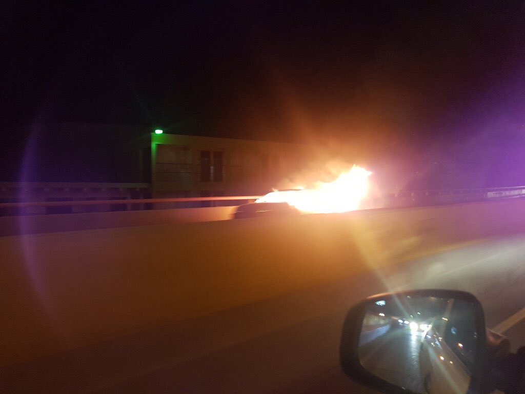 capiurtecho's tweet photo. Vía @FdoPolanco: Vehículo incendiado en el elevado de la 27 de Febrero en sentido OE a la altura de la 30 Marzo. Tránsito congestionado. https://t.co/Tj0cUupRVT