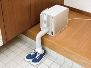 妖怪かな？ｗ布団乾燥機を靴に使ったら自立型ロボットみたいにｗｗｗ