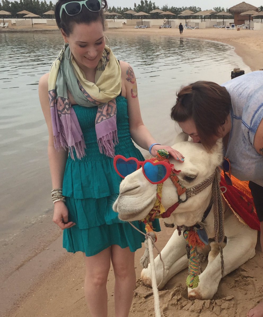 OhAnnaX's tweet photo. I love my friends ๐ญ๐ณโบ๏ธI missed them #camelstyle @Erin30Ginger @Amber_Love222 @Harry22myBoo @HStylesAdults https://t.co/EuH2ekh4kP