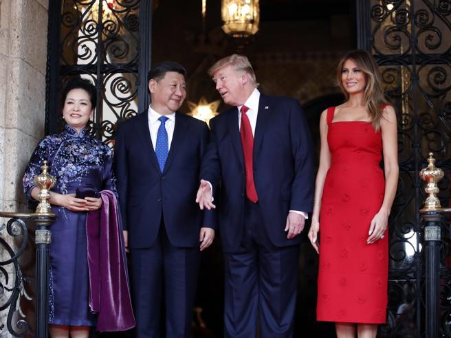 Corriere's tweet photo. Trump e Xi, prime strette  di mano: la cena con le first lady in Florida - Le foto https://t.co/GKPOx9FY2z https://t.co/ORxyurP0tV