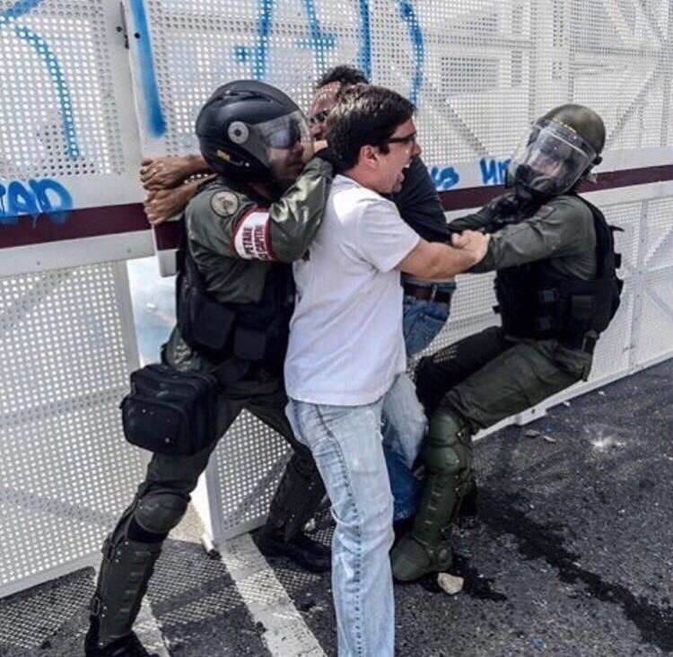 VoluntadPopular's tweet photo. Si la dictadura piensa que nos vamos a rendir pues ¡SE EQUIVOCAN! No tenemos miedo #VzlaTrancaContraElGolpe ¡RESISTENCIA! 🇻🇪 https://t.co/onorsbrQau