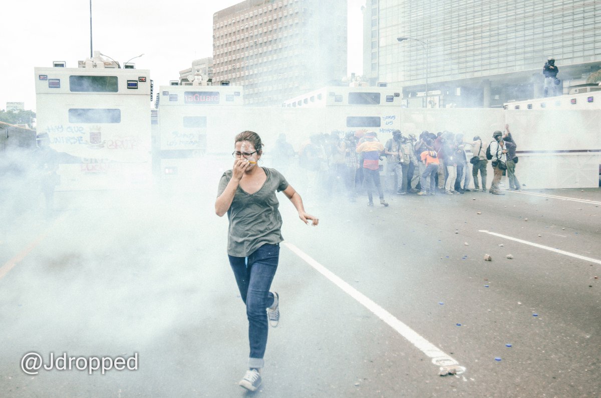 jdropped's tweet photo. Enfrentamientos en la autopista 6/4/2017 @NTN24 @FreddyGuevaraC #caracas #venezuela https://t.co/giVOJwkjgt