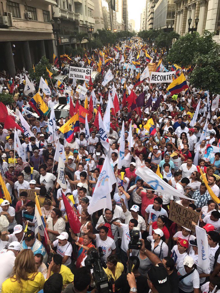 SiCreo21's tweet photo. A nosotros los guayaquileños, no nos veran la cara de cojudos!
No al fraude, #ReconteoYa #GuayaquilNoSeAhueva https://t.co/6WLUV1OEXR