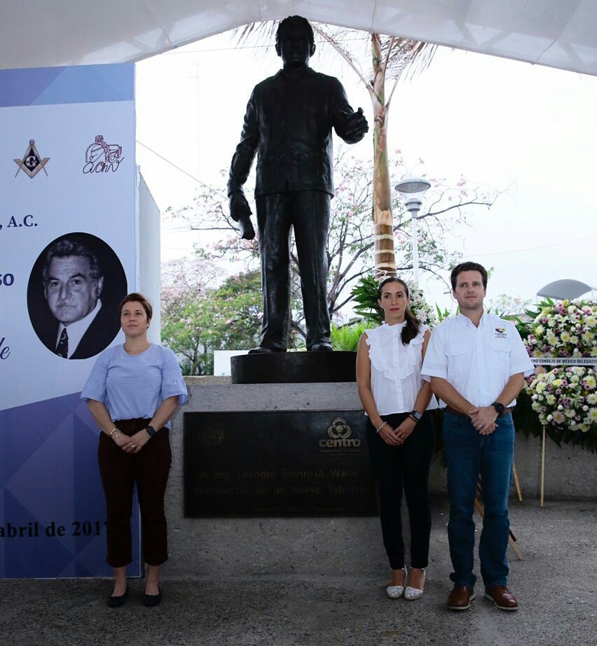 gerardogaudiano's tweet photo. Con @XimenaMartelC y mi hermana @pachelagaudiano montamos una guardia de honor en el monumento a mi abuelo el Ing. Leandro Rovirosa Wade. https://t.co/SNdl4FAuFZ