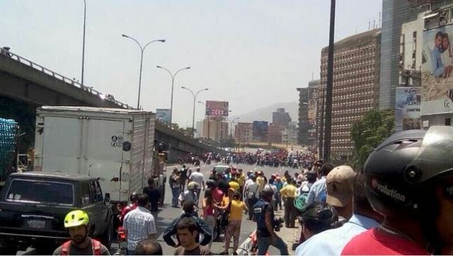 [Video Exclusivo] Así estuvieron los manifestantes en la Autopista Francisco Fajardo bit.ly/2o2xVty   -