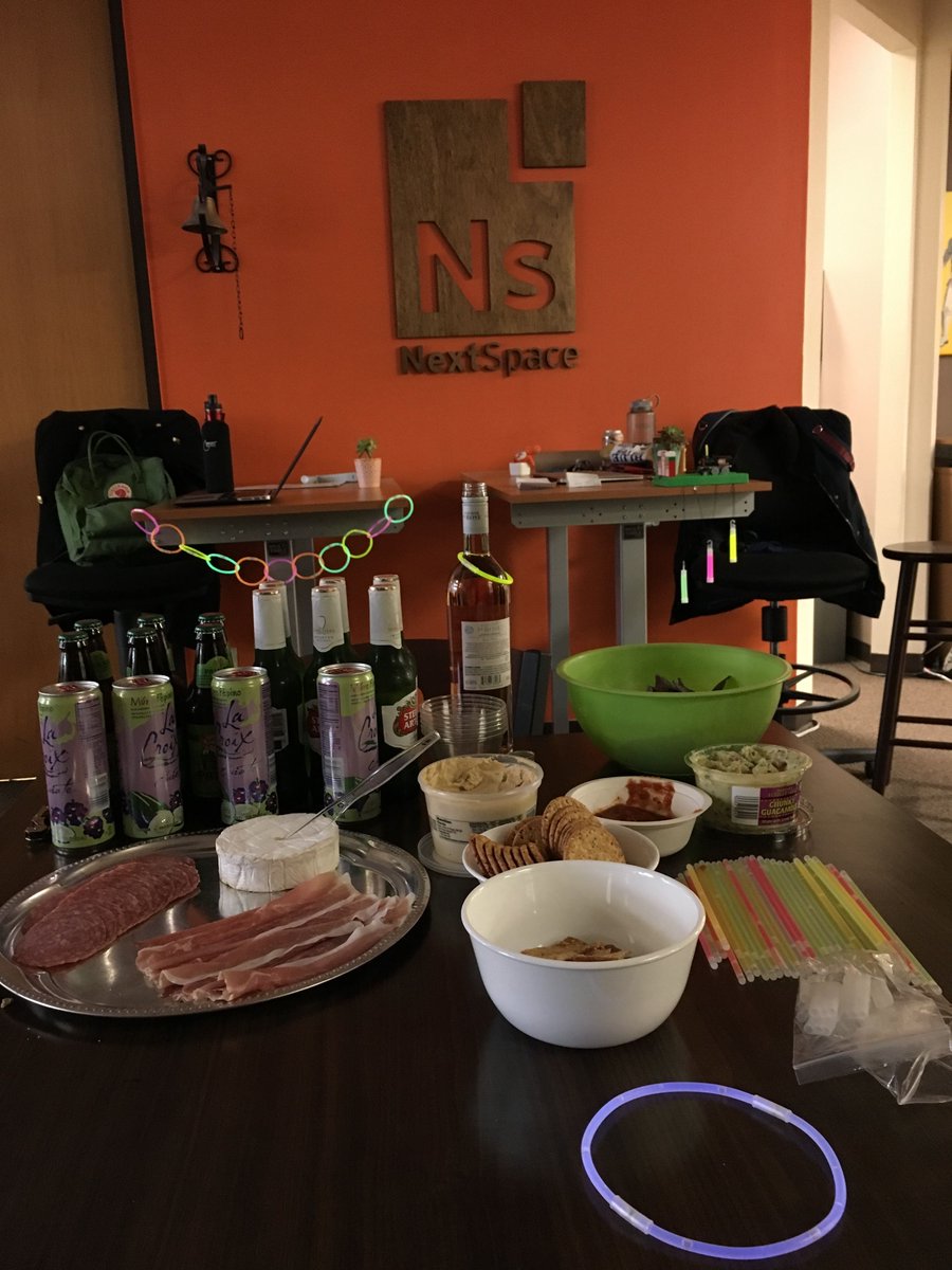 nextspacesf's tweet image. Grab a glow stick &amp;amp; a drink at @nextspacesf&apos;s #GlowStickHappyHour. We have the niece of the inventor of glow sticks gracing our presence!