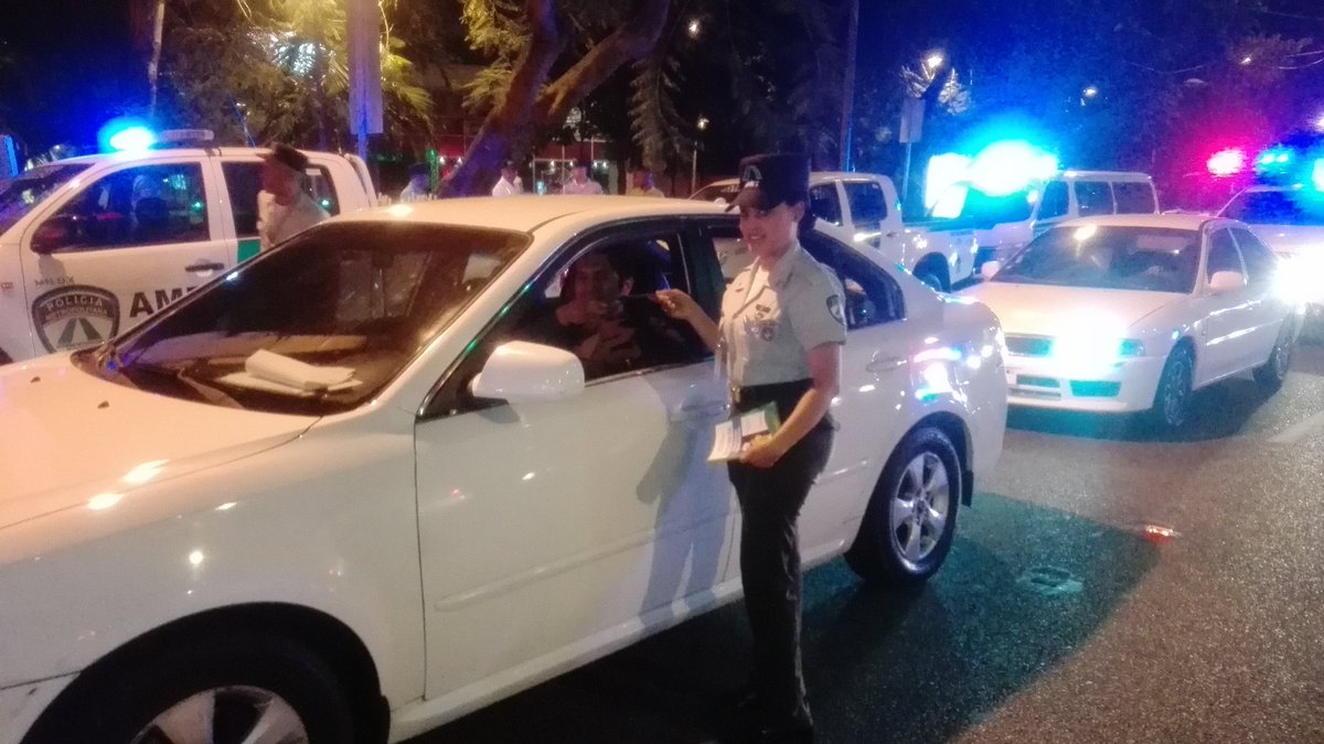 digesettrd_'s tweet photo. Entregar material informativo/preventivo a los conductores es parte de la campaña #RutaPreventivaSS2017 Ciudadanos ven positiva la campaña. https://t.co/g5NSqfeu2Z