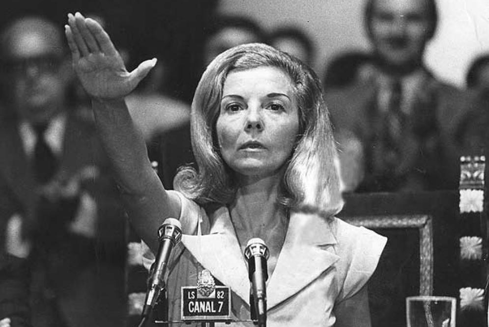 Danilo Castelli on Twitter: "Isabel Perón haciendo el saludo nazi en 1974.…  "