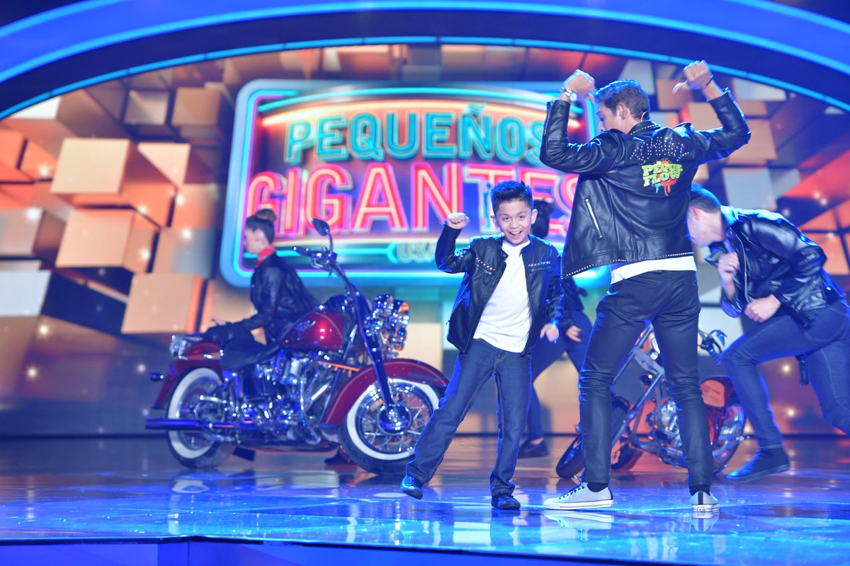 unifamosos's tweet photo. ¡Lo que estuvimos esperando! Sí, @johnnylozada volvió a cantar 'Súbete a mi moto'. #PequeFinal #TeamPequeFlow https://t.co/fat09Qcz4K