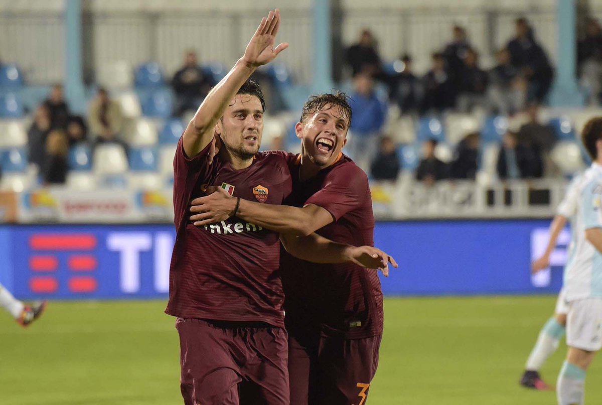 ASRoma_Brasil's tweet photo. No último minuto do primeiro tempo, Marchizza converteu penalti e pôs a #ASRoma em vantagem.

#EntellaRoma  #PrimaveraTIMCup https://t.co/upsVwil9PI