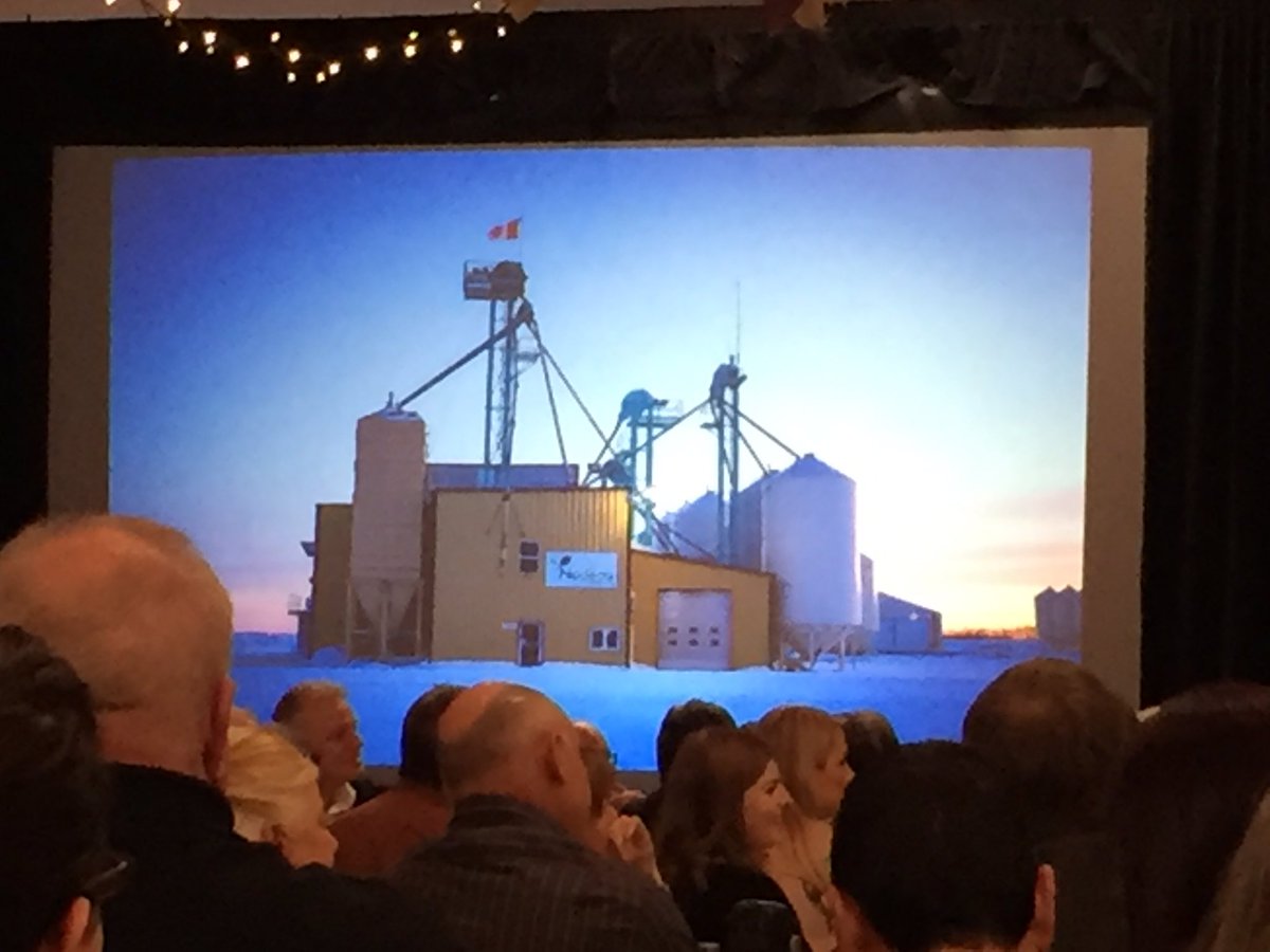 field2fieldag's tweet photo. Big thank you to @NadeauSeedsInc for an awesome evening celebrating 50years in the seed business and 75years of farming.#farmingstrong https://t.co/pWKhxJM47U