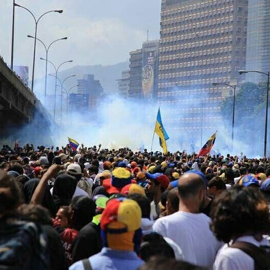 JulioBorges's tweet photo. Vamos Venezuela 🇻🇪 Sigamos de pie con fuerza y determinación defendiendo la Constitución https://t.co/6lL7USKS4f