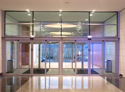 DoorEvolution's tweet image. Instalación de Automatismos Comerciales de Cristal ideales para centros comerciales y oficinas coorporativas