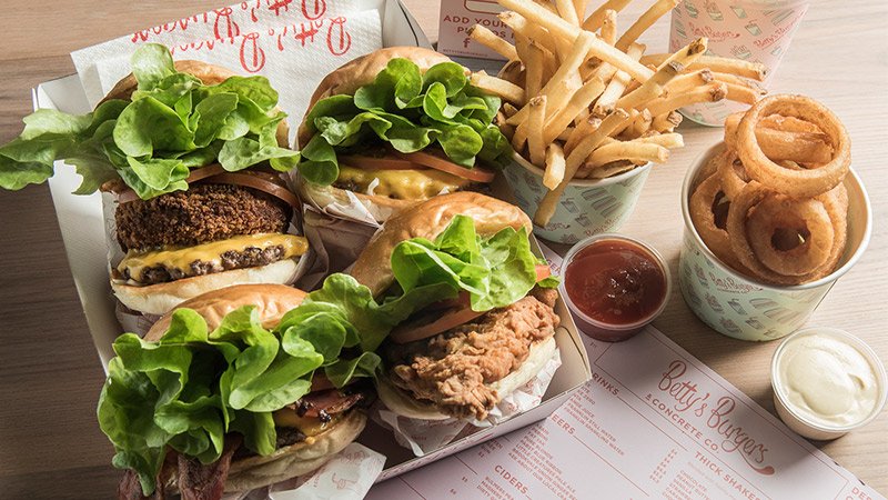 Lunch plans? How about juicy burgers all the way from the Sunshine State?  ow.ly/rKTj308hbDC #melbourne #lunch #burgers #burgershack