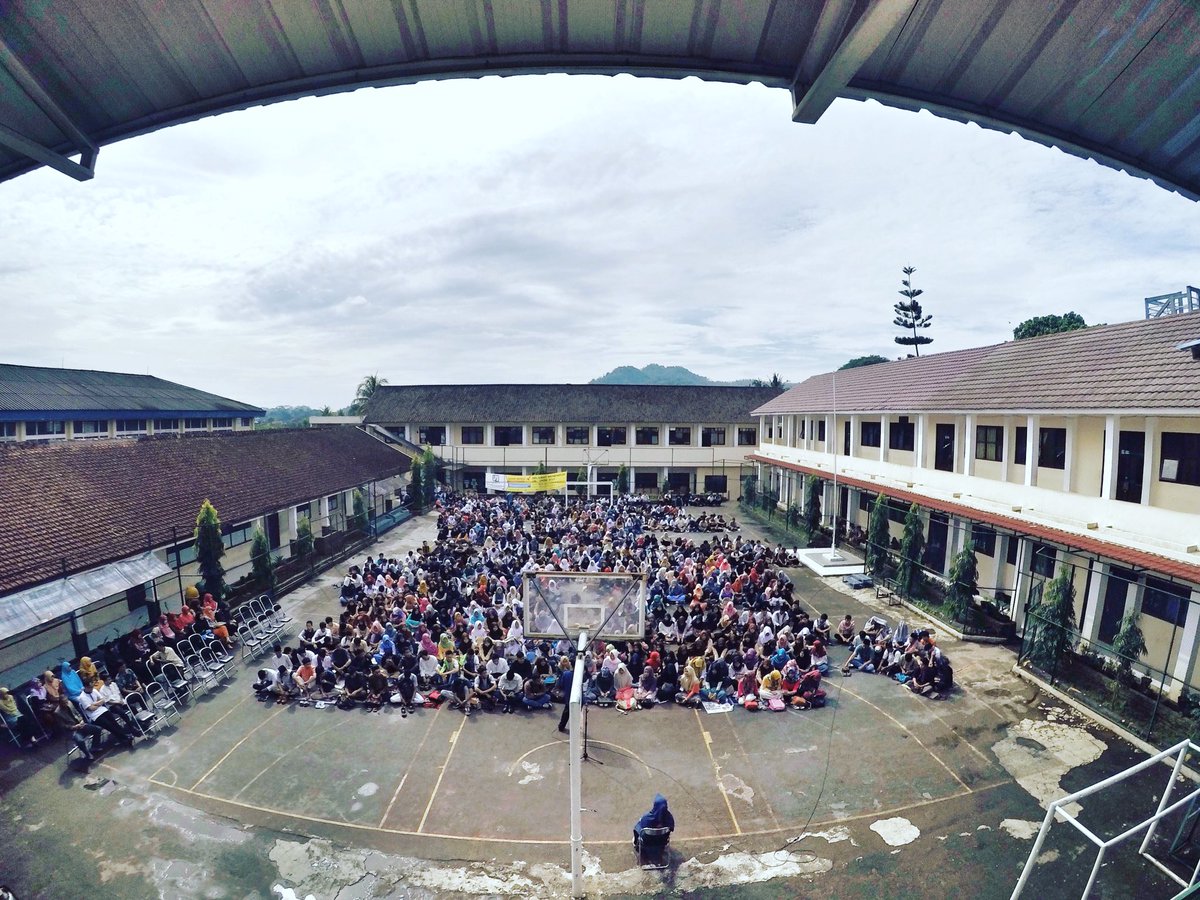Sman3Sumedang's tweet photo. do'a bersama jelang unbk 2017. lancar sukses lulus. aamiin 😊 https://t.co/pFvL9hBDQQ