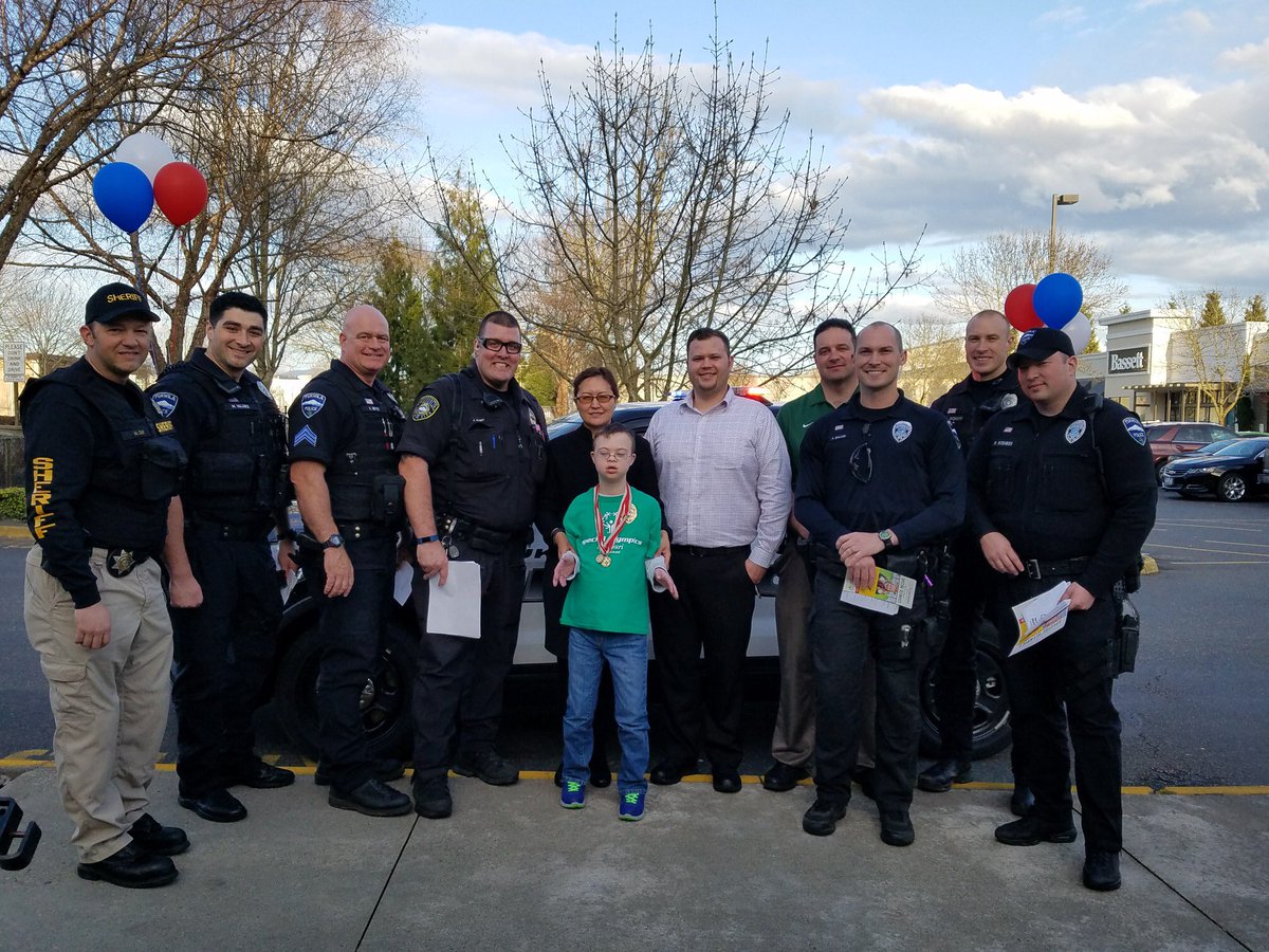 SO_Washington's tweet photo. So much fun at the Lynnwood and Tukwila @Claim_Jumper Tip-A-Cop! We'll be here until 9! #LETR @WashingtonLETR https://t.co/ti7uBRNuUY
