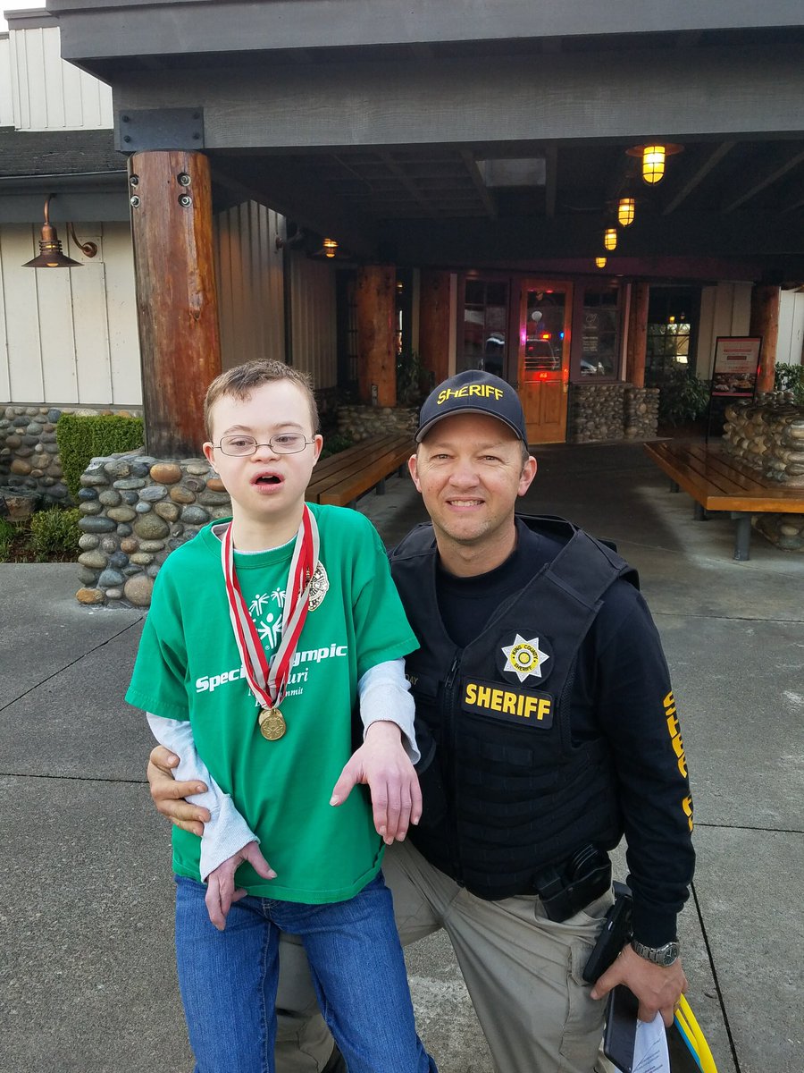 SO_Washington's tweet photo. So much fun at the Lynnwood and Tukwila @Claim_Jumper Tip-A-Cop! We'll be here until 9! #LETR @WashingtonLETR https://t.co/ti7uBRNuUY