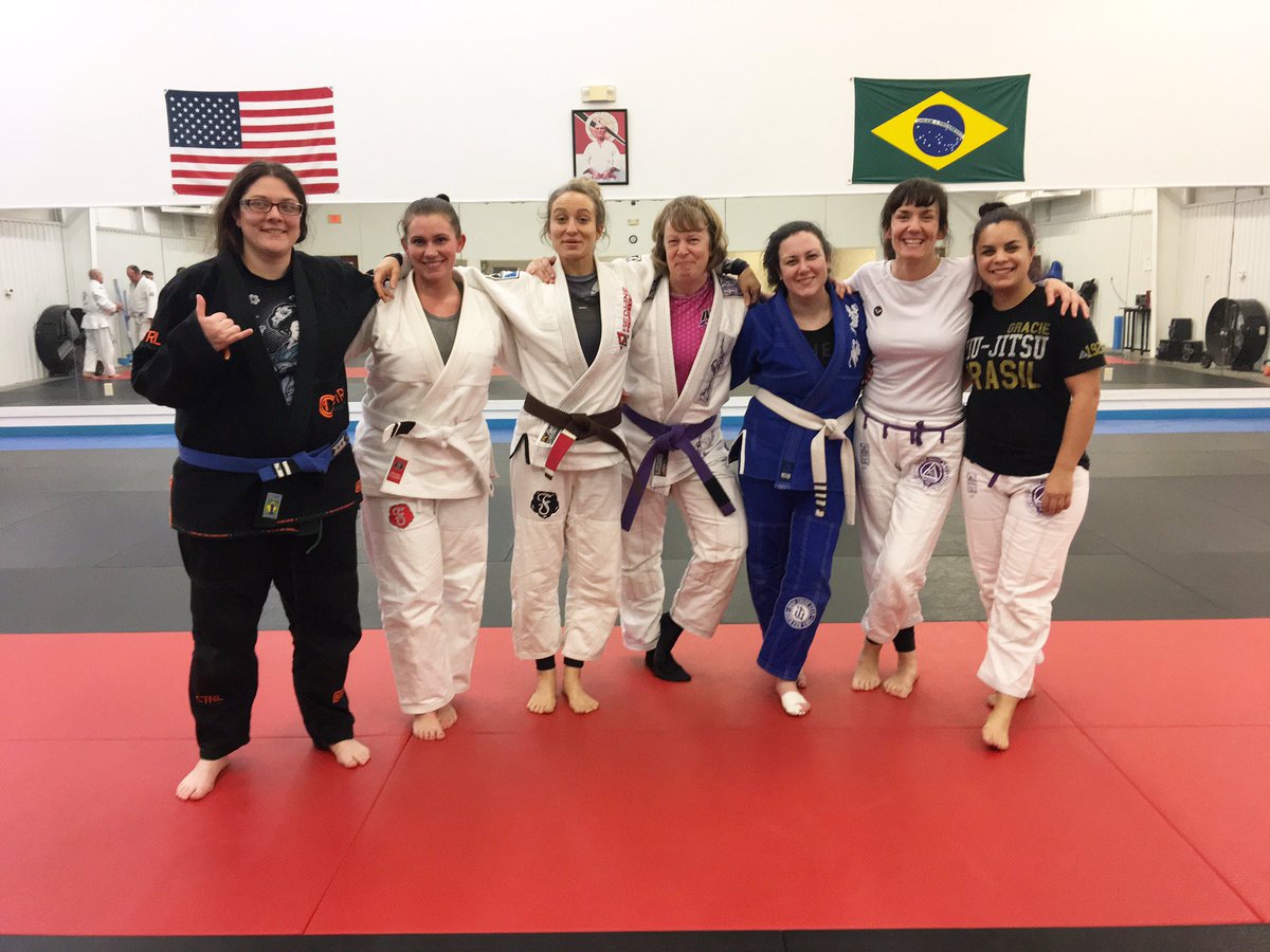 JustJynn's tweet photo. Thursday night lady crew @RedlineGJJ https://t.co/rPsQBPDnz6