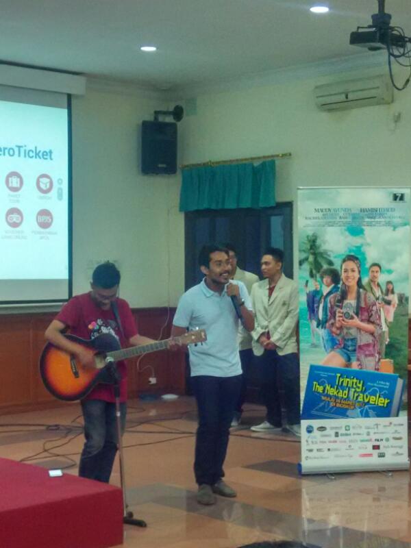 aero_ticket's tweet photo. .@ttnt_movie @ibupenyu @Himaspar_Usahid Ada Kevin Rozi yang menyanyikan 2 buah lagu diiringii gitar. Mereka menghibur dengan lagu milik Padi dan Ari Laso #ATGoes2Sahid #TTNTMovie https://t.co/Q1qvrQ1YDg