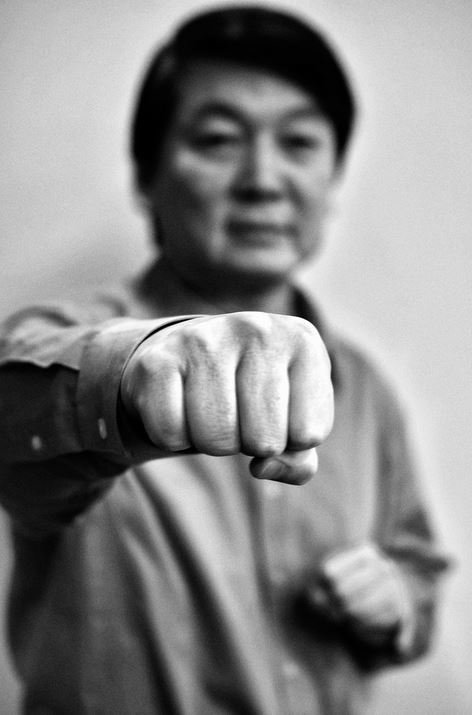 안철수 국민의당 후보 사격자세 귀여움.
초딩 글씨도 귀엽고, 단풍 주먹도 귀엽... 
이분은 아무리 봐도 대통령이 아니라 포케몬이 되야할 분