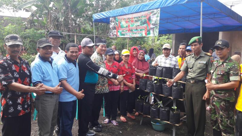 bucket_pro's tweet photo. #GERTAM Grakan Tnm Cabai dlm Polybag. Upaya pmrintah mwjdkn Kedaulatan Pangan, dg pemnfaatan pkarangan, untk bwi lbh baik! @DISPERIPANGANBW https://t.co/EtdURM0ish